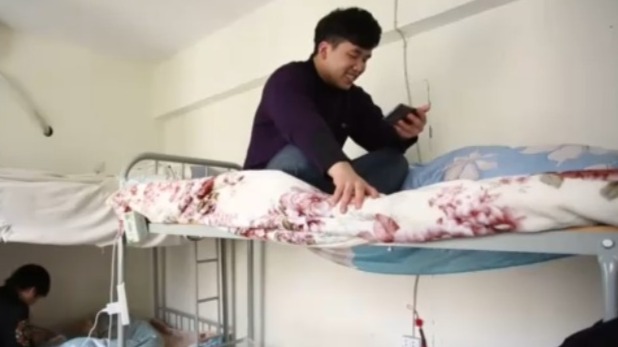 汶川地震后，年少的吴永刚为何选择远走他乡？
