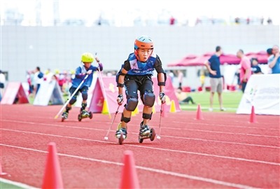 “新长征杯”全国青少年冰雪（滑轮）邀请赛在于都县开幕（图）