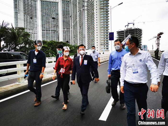 7月29日，中国政府援菲马尼拉帕西格河埃斯特热拉—潘塔里恩(E-P)桥举行竣工通车仪式。图为中国驻菲大使黄溪连(前排左三)在仪式举行前视察通车准备情况。<a target='_blank' href='http://www.chinanews.com/'>中新社</a>记者 关向东 摄