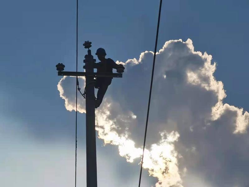 国网安徽电力支援抢修队亳州供电公司抢修分队：只要线路能尽快恢复送电 再苦再累也值得！