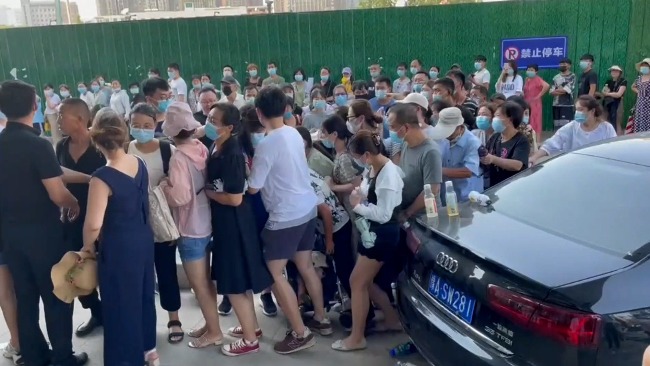 郑州一疫苗接种点秩序混乱 市民推婴儿车险被撞倒