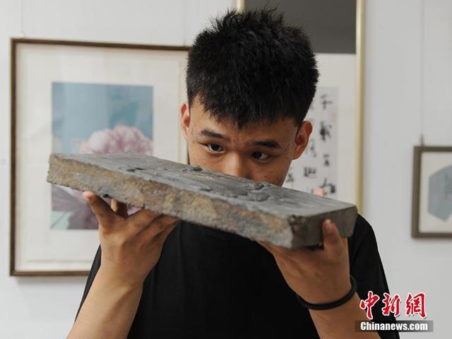 拓印前魏飒查看古砖上的图案纹理。刘栋 摄