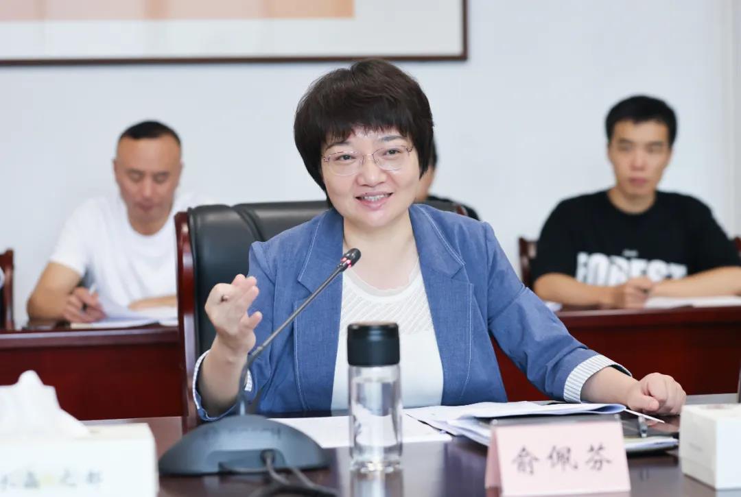 浦江县委书记俞佩芬主持座谈会 征求对县委全会报告意见建议