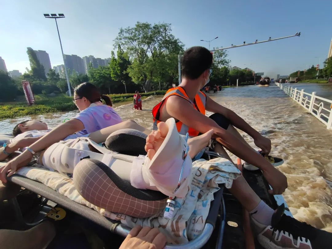 救援队转移卫辉受困群众