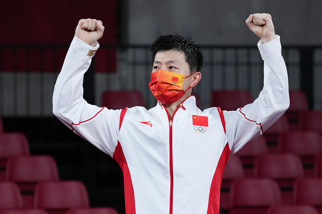 马龙获乒乓双圈大满贯 赛后比心亲吻金牌