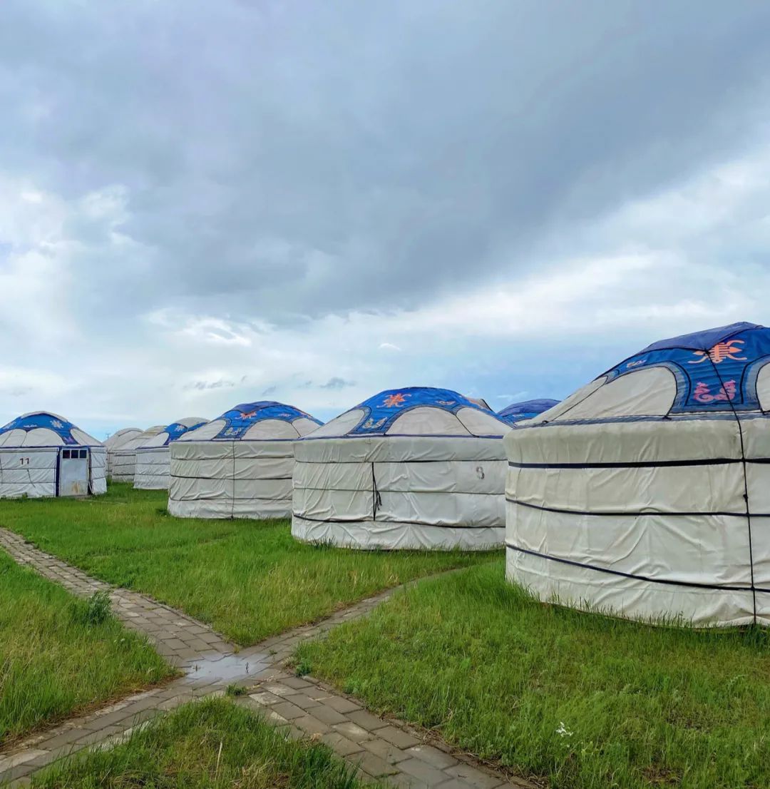 锡林郭勒草原上的蒙古包多是度假村，可供游人居住体验。
