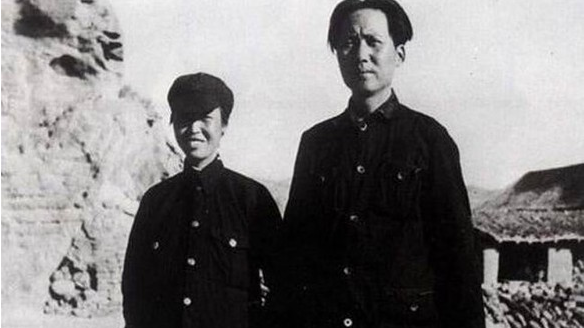 年轻的毛泽东远离家乡，并结识了革命女青年贺子珍