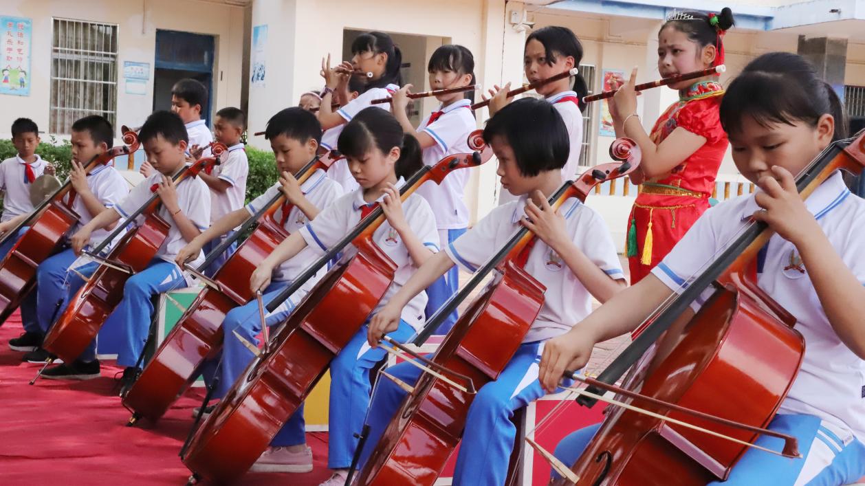 三江镇第二小学培训班的学生弹奏八音 凤凰网海南频道 刘文龙摄