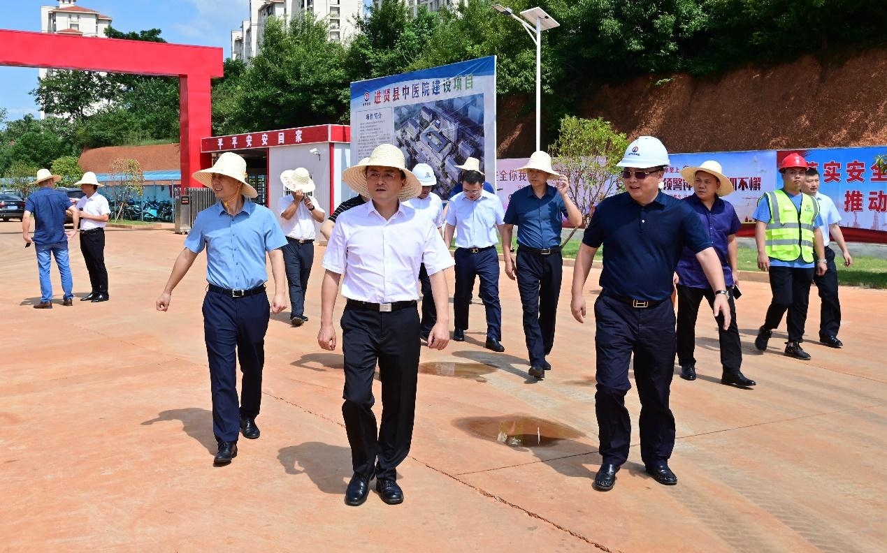 现场办公督导进贤县大力推进三产服务城市建管项目建设