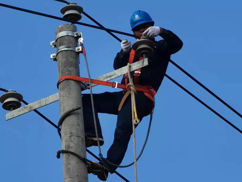 国网安徽电力支援抢修队亳州供电公司抢修分队：只要线路能尽快恢复送电 再苦再累也值得！