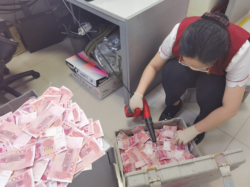 风雨无情 中信有爱——中信银行郑州分行清点潮湿现金50万凤凰网河南_