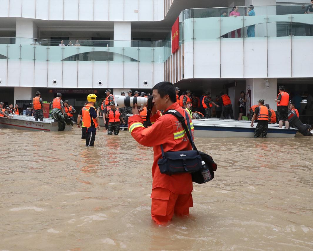 向“雨”而行！ 暴雨来袭他们第一时间冲到现场