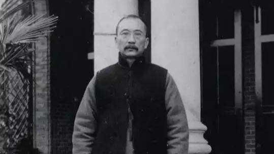 1912年宋教仁联合国内各政党组成国民党，此时他已经站在了政治舞台的中心