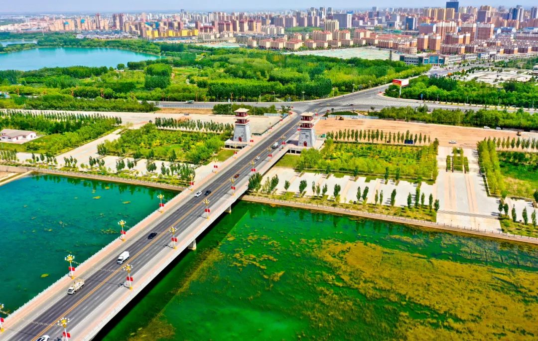 2021年7月22日，张掖甘州区滨河新区出城口的黑河大桥成为连接城乡的主要通道之一。（无人机航拍）