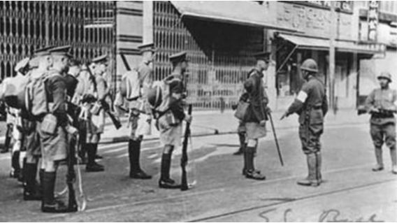 在日军占领下的上海，明岗暗哨密布在交通要道上盘查