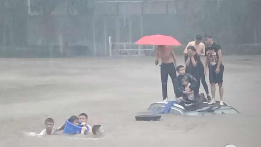 河南郑州暴雨救人图片图片