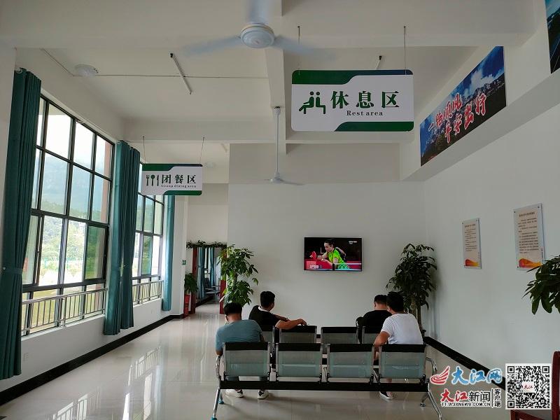 服务区内设有休息区等