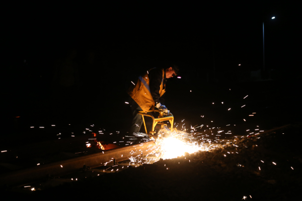 烟花在黎明的铁道线上绽放