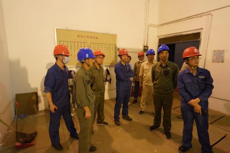 突击队坚守送电现场