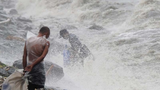 2009年菲律宾风灾：实拍当地民众被洪水冲走