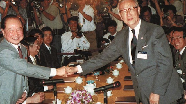 1993年汪道涵与辜振甫当众握手，这一举动成为了“汪辜会谈”的名场面