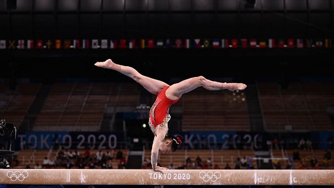 第32金！中国体操队包揽女子平衡木金银牌 美国名将拜尔斯摘铜