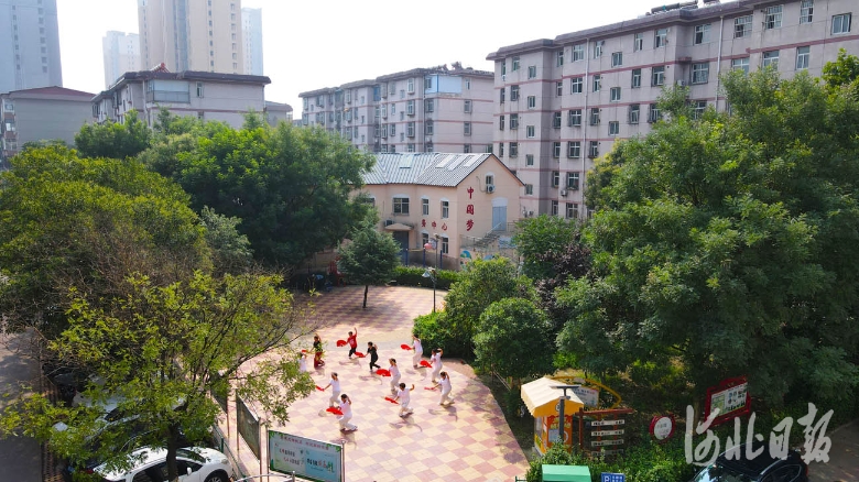 2021年8月1日，河北省邢台市襄都区平安小区居民在广场上跳舞健身。经过改造，本是老旧小区的平安小区旧貌换新颜。 今年，邢台市计划改造老旧小区327个，涉及15个县（市、区），惠及居民3.4万户，目前改造工程开工率100%。各地因地制宜，科学确定方案，坚持施工质量、进度两手抓，齐推进，确保老旧小区改造真正成为群众满意的民心工程。2018年至2020年，邢台累计改造提升老旧小区583个，超额完成三年行动省定任务。河北日报记者赵永辉摄
