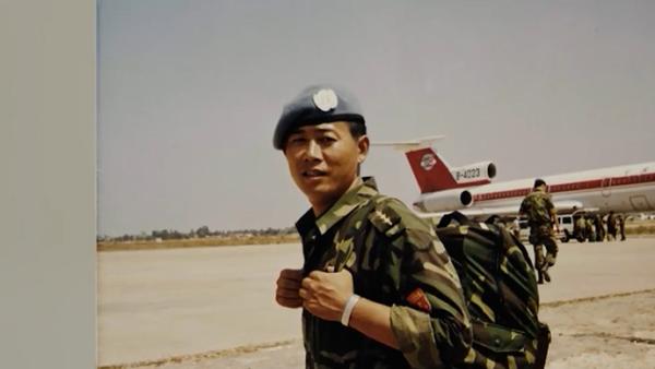 中国第一批维和军人退伍不褪色