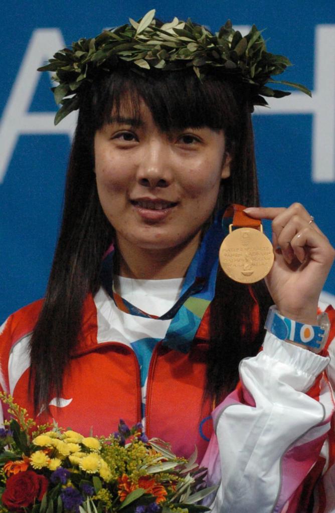 资料图:2004年8月14日,中国选手杜丽在雅典奥运会中夺得金牌站在领奖