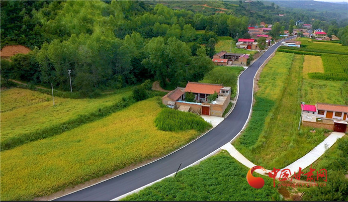 临夏州乡村公路经过村庄