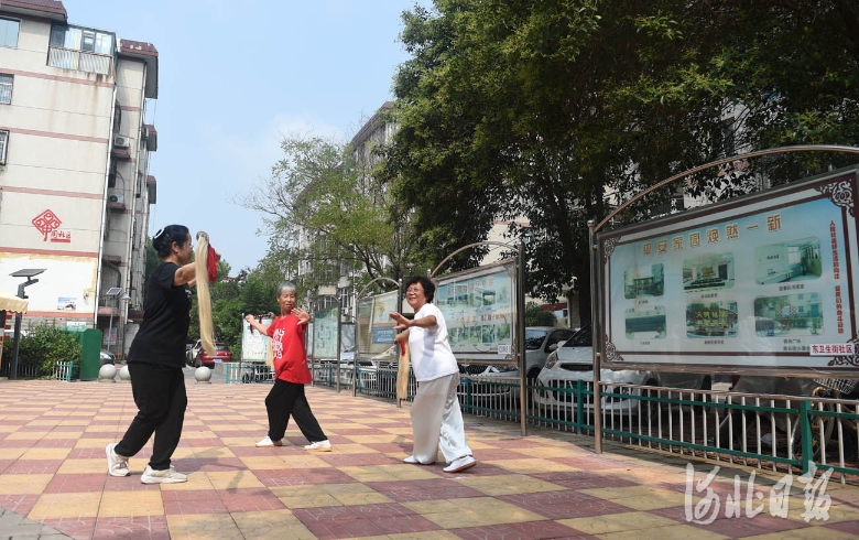 2021年8月1日，河北省邢台市襄都区平安小区居民在修葺一新的广场上健身。河北日报记者赵永辉摄