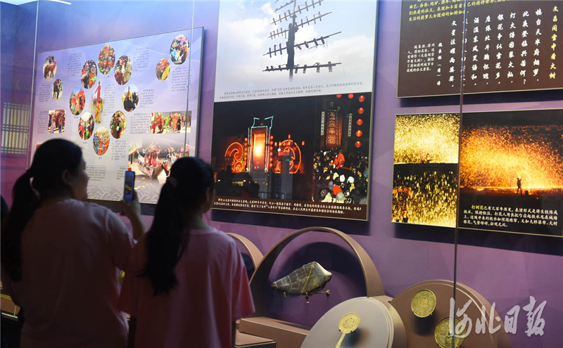 近日，游客在河北省蔚县博物馆参观《代蔚长歌》陈列展。河北日报记者赵永辉摄影报道