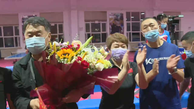 观看乒乓女团夺冠，王曼昱父母和教练：金牌成历史，下届再战