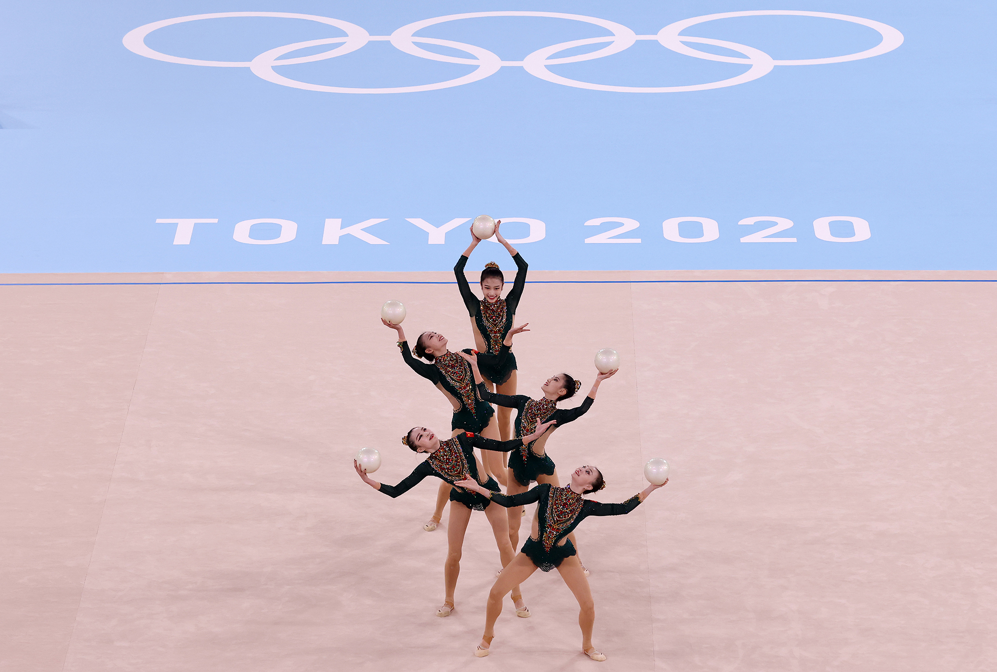 中国队在东京奥运会艺术体操团体全能资格赛中登场亮相。人民视觉  图