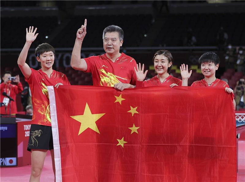 8月5日，中国队教练李隼（左二）和选手陈梦（右二）、孙颖莎（右一）、王曼昱庆祝胜利。新华社记者 王东震 摄
