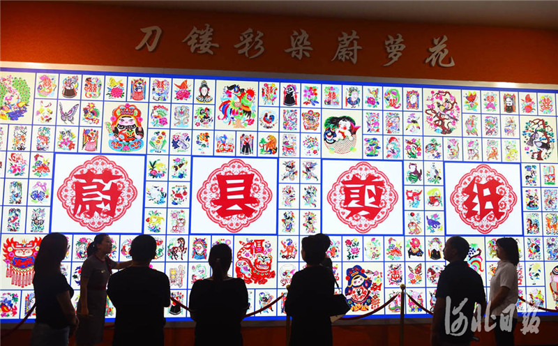 近日，游客在河北省蔚县博物馆参观蔚县剪纸文化。