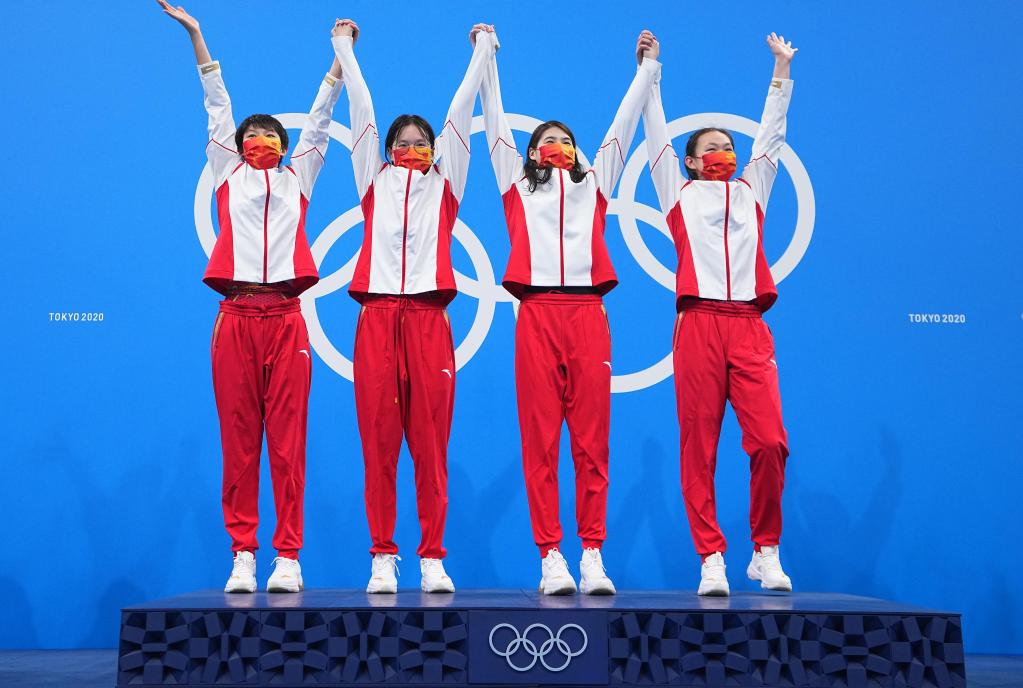 7月29日，中国队选手杨浚瑄、汤慕涵、张雨霏、李冰洁（从左到右）在颁奖仪式上。新华社记者 许畅 摄