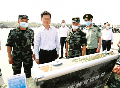 7月30日，在“八一”建军节到来之际，省委副书记、省长蓝佛安到武警山西总队某部走访慰问。图为在队列训练场，蓝佛安认真观看救援、排爆等科目演示和应急处突装备展示。 李兆民摄