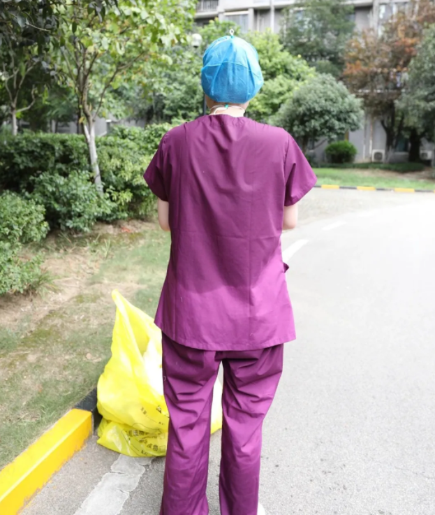 脱下防护服,汗水早已浸湿了衣裳