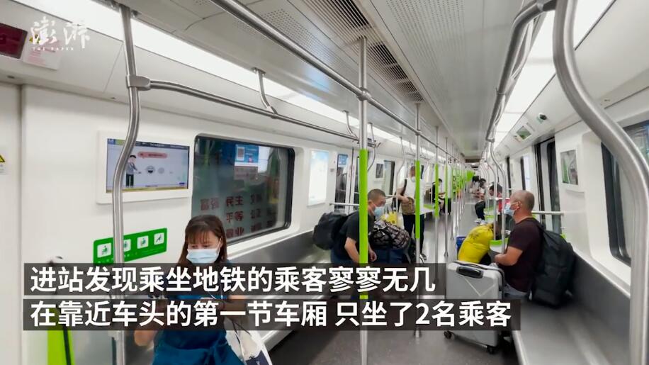 武汉地铁客运量断崖下降 晚高峰4号线一车厢只坐两人