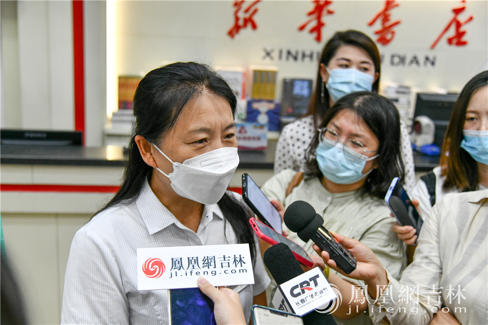 长春市图书馆副馆长朱亚玲接受媒体采访。梁琪佳摄