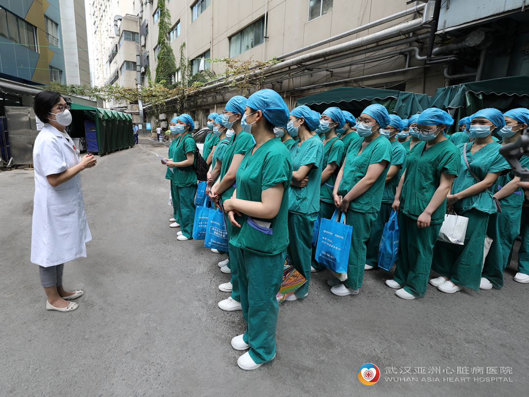 武汉亚洲心脏病医院董事总经理叶红协调指挥核酸采样队集结工作