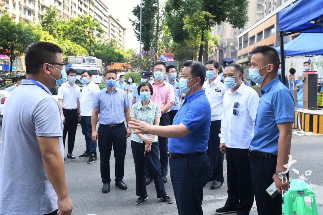 大渡口区委书记王俊率队慰问疫情防控一线工作人员