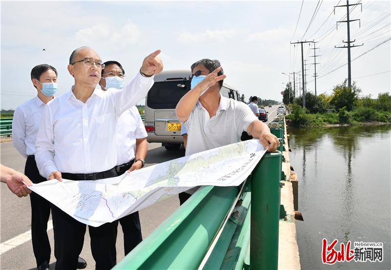 8月3日，省长许勤在衡水市调研检查。这是许勤来到枣强县候店桥，检查滏阳新河行洪情况。 河北日报记者孟宇光摄