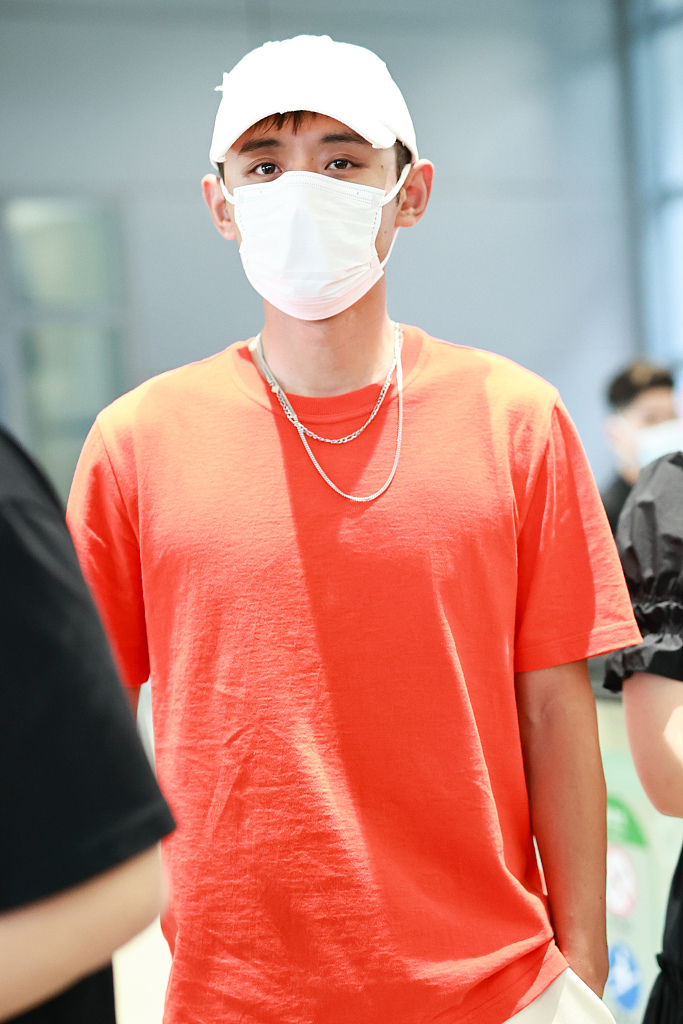 张继科红衣亮相机场.