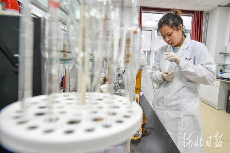 2021年7月28日， 曹妃甸区河北吉诚新材料有限公司的工作人员在检验样品。