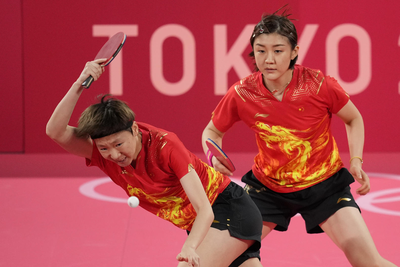 女团半决赛,中国队3比0战胜德国队,王曼昱(左)和陈梦组合出战女双比赛