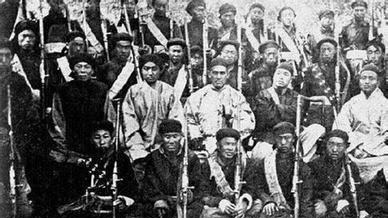 湘西的土匪多如牛毛,穷人们家家户户轮流为匪首当差