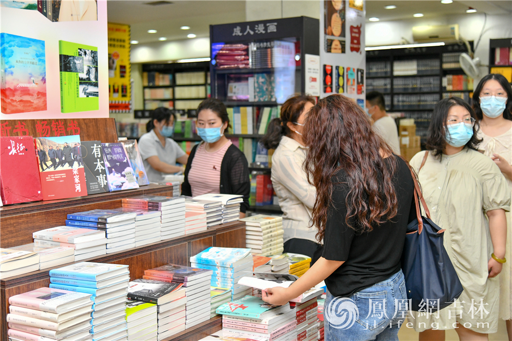 读者在长春市新华书店选购图书。梁琪佳摄