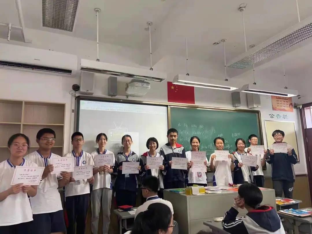 吕宇轩（左数第六个）和同学们在一起